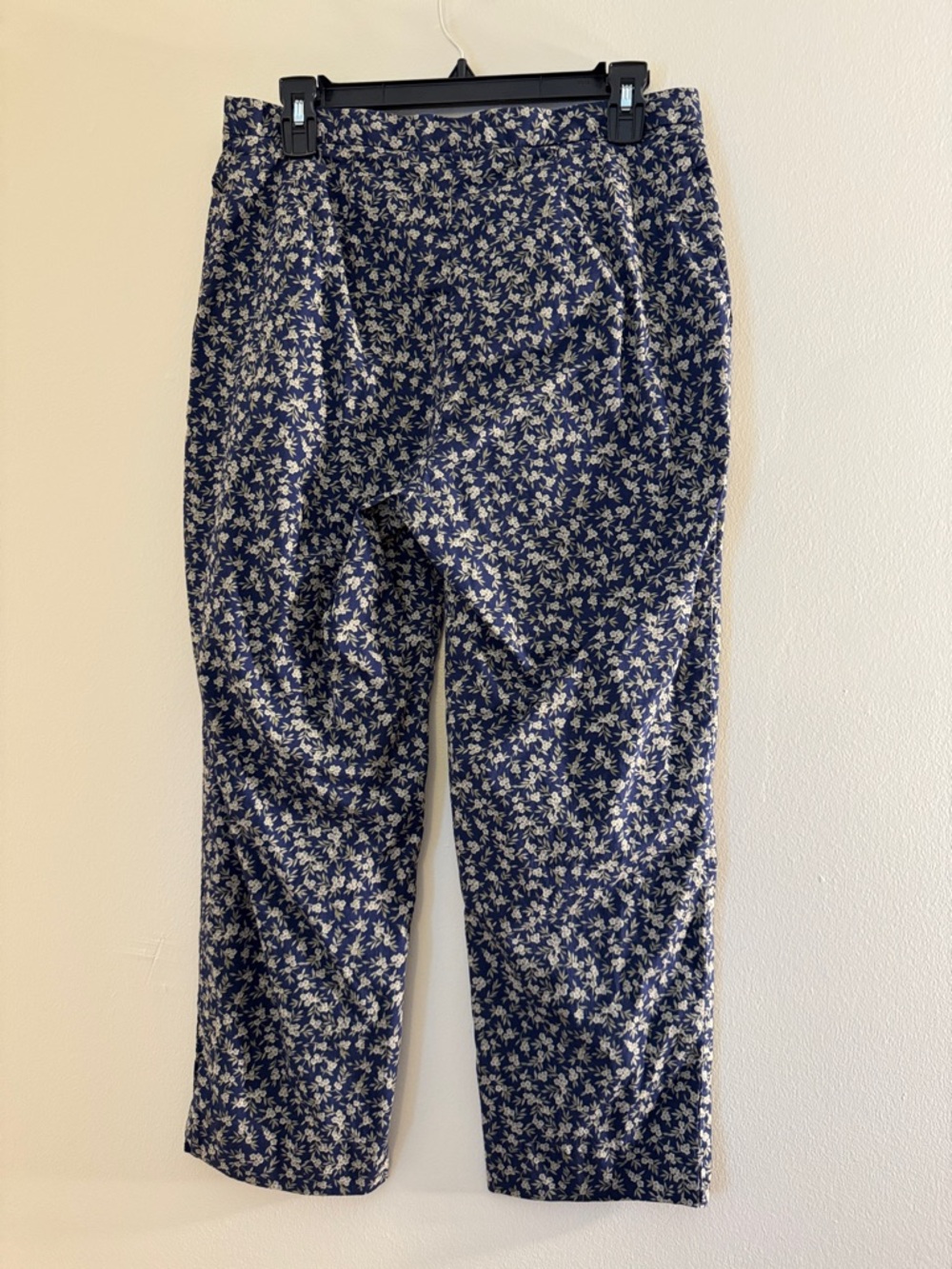 JONES NEW YORK Sport Navy Floral Capris - Picture 2 of 5